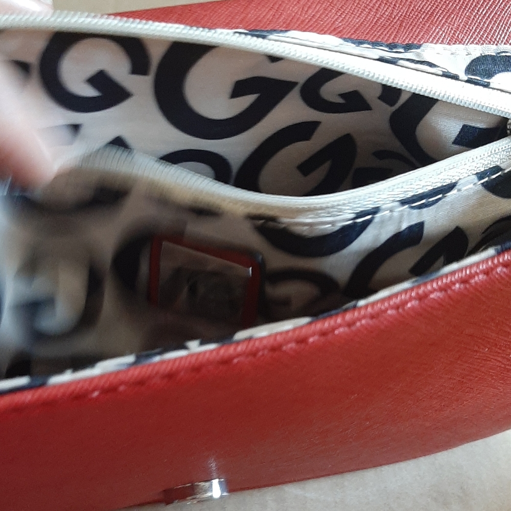 Guess - Picture 3 of 3